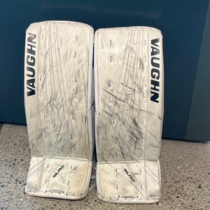 White Junior Vaughn Ventus SLR2 Goalie Leg Pads (Used) | 24"+2"