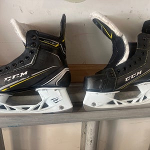 2021 CCM Tacks 9070 Hockey Skates Regular Width Pro Stock Size 4.5 (Used)