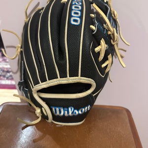 2022 Wilson Right Hand Throw Infield A2000 Baseball Glove 11.5" (Used)