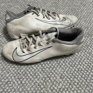 White Unisex Size M 10.0 (W 11.0) Adult Nike Low Top Vapor Molded Cleats (Used)