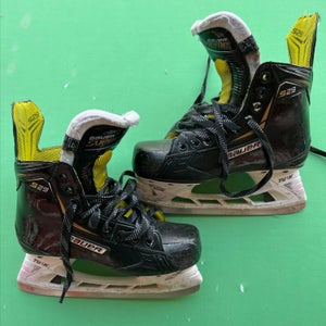 Intermediate Bauer Supreme S29 Hockey Skates Size 4.5 (Used)
