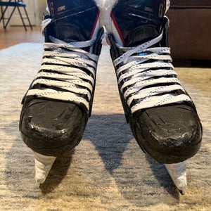Bauer Vapor Hyperlite Hockey Skates Regular Width  Pro Stock Size 6.5 (Used)