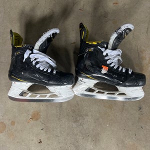 2021 Bauer Supreme M4 Hockey Skates Wide Width Pro Stock 9.5 (Used)