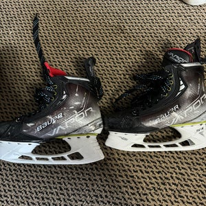 Bauer Vapor Hyperlite Hockey Skates 5.5 (Used)