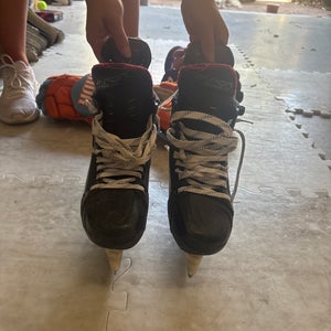 Bauer Vapor Hyperlite Hockey Skates Regular Width  Size 4.5 (Used)