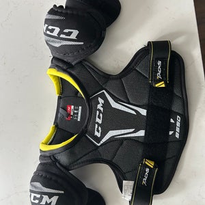 Youth Large CCM Tacks 9550 Shoulder Pads (Used)