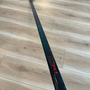 Senior CCM Vizion Right Handed Hockey Stick P28M  (New)