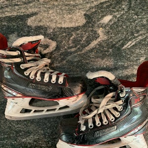 Bauer Vapor X2.7 Hockey Skates Regular Width  Size 4.5 (Used)