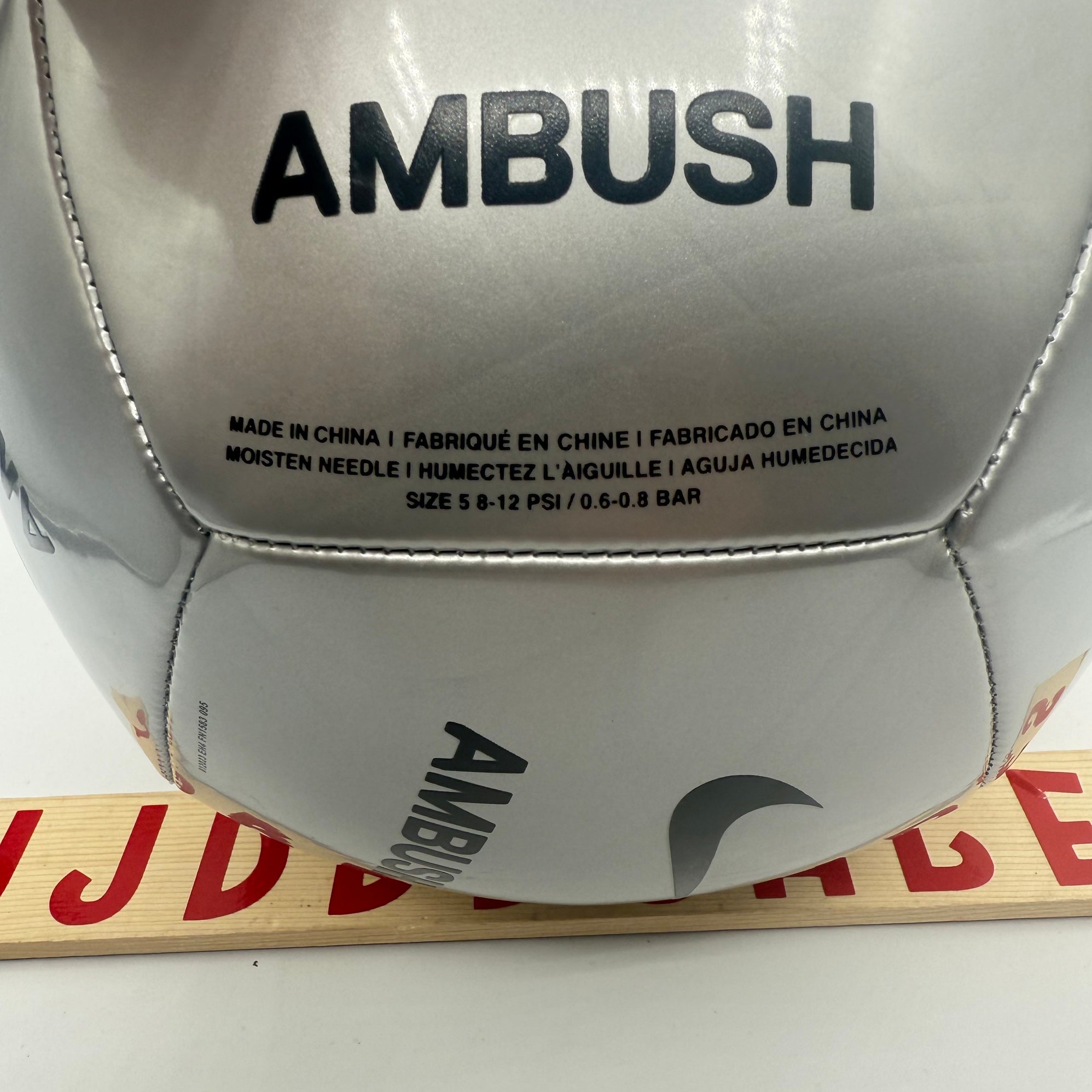 【限定コラボ品】Nike x AMBUSH サッカーボール メタリックシルバー 限定コラボ品】Nike x AMBUSH サッカーボール メタリックシルバー
