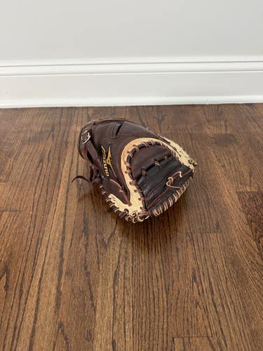 Right Hand Throw Mizuno Catcher's Glove 33.5" (Used)