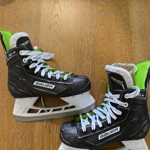 Bauer Hockey Skates Size 2 (Used)