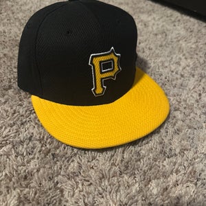Black Men's Pirates 7 1/4 New Era Hat (Used)