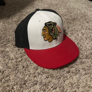 Men's Blackhawks 7 1/4 New Era Hat (Used)
