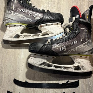 Bauer Vapor Hyperlite Hockey Skates Regular Width   6.5 (Used)