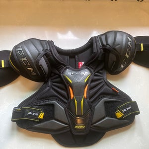 Junior Small CCM Tacks 9080 Shoulder Pads (Used)