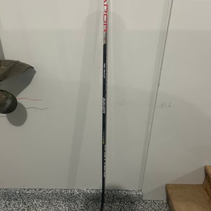 Intermediate Bauer Vapor Hyperlite Right Handed Hockey Stick P92 (New)