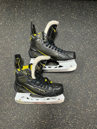 CCM (Used) Intermediate Size 5 Hockey Skates