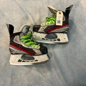 Junior Bauer Vapor X2.0 Hockey Skates Regular Width Size 2 (Used)