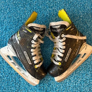 Junior Bauer Supreme S35 Hockey Skates Regular Width Size 1.5 (Used)