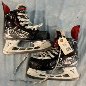 Intermediate Bauer Vapor X3.7 Hockey Skates Extra Wide Width Size 5.5 (Used)