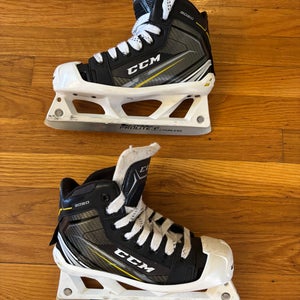 CCM Tacks 9060 Hockey Goalie Skates Regular Width Size 2.5 (Used)