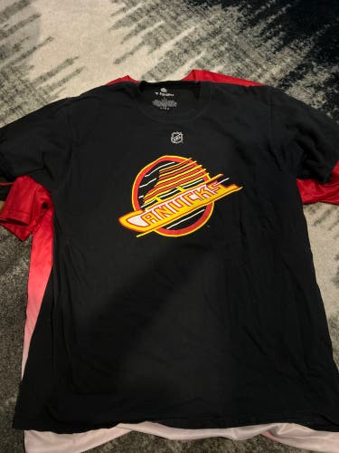 NHL Canucks Patterson Black Large Men's Shirt (Used)