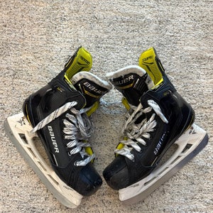 Intermediate Bauer Supreme M4 Hockey Skates Size 5.5 (Used)