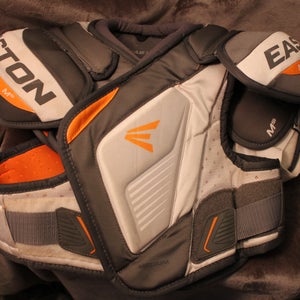 Medium Intermediate Easton Mako M5 Shoulder Pads (Used)