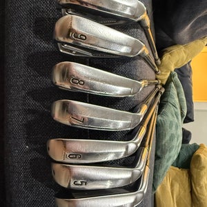 Srixon ZX5 Mk II Irons (4-PW) – Graphite Shafts – Excellent Condition