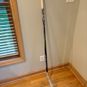 Junior Bauer Vapor Hyperlite 2 Left Hand Hockey Stick P28  (Used)