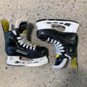 Junior Bauer Supreme S29 Hockey Skates Regular Width Size 1 (Used)
