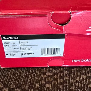 White Unisex Size M 5.5 (W 6.5) Adult New Balance Mid Top Molded Cleats (New)