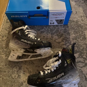 Used Bauer Vapor Hyperlite 2 Hockey Skates Size 5 Fit 2