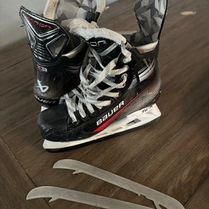 Bauer Vapor X3 Hockey Skates Regular Width   7.5 (Used)