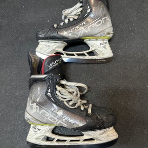 2021 Bauer Vapor Hyperlite Hockey Skates Regular Width   8 (Used)