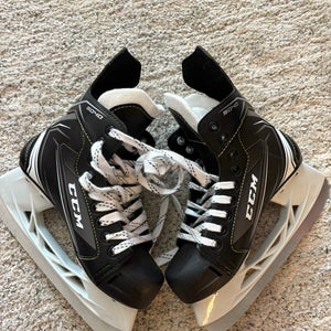 Junior CCM Tacks 9040 Hockey Skates Regular Width Size 3 (Used)