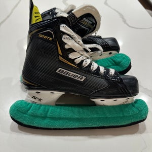2020 Bauer Ignite Hockey Skates Regular Width Size 4 (Used)