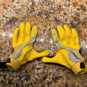 Youth Medium Nike Gloves
