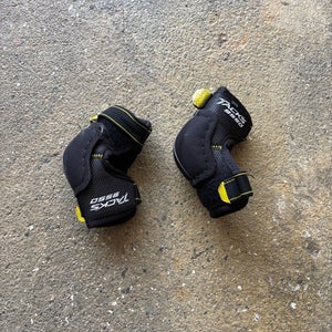 Medium Youth CCM Tacks 9550 Elbow Pads (Used)