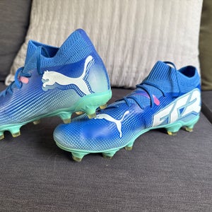 Black Men's Size M 7.0 (W 8.0) Puma Future 7 Cleats (Used)