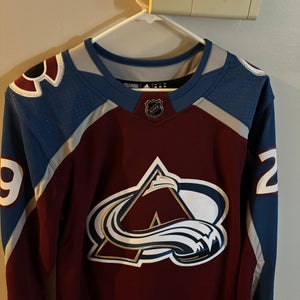 Colorado Avalanche Nathan MacKinnon Men's Size 46 Adidas Jersey (New)
