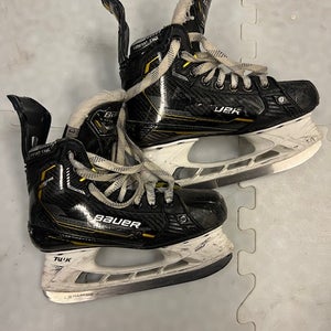 2024 Bauer Supreme M5 Pro Hockey Skates Regular Width Size 3.5 (Used)