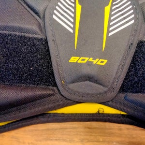 Large Junior CCM Tacks 9040 Shoulder Pads (Used)