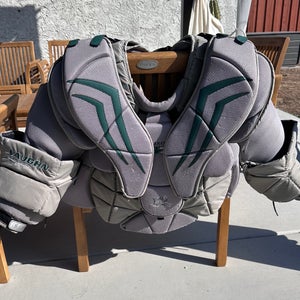 Small  Vaughn Velocity V7 XF Pro Carbon Goalie Chest Protector (Used)