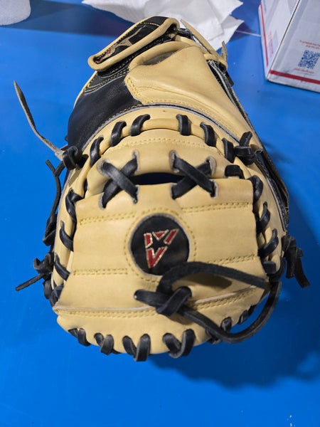 Right Hand Throw All Star CM3000XSBT Catcher's Glove 32.5" (Used)