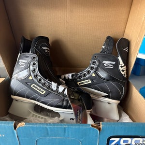 Bauer Supreme 7000 Hockey Skates Regular Width  Size 5.5 (New)