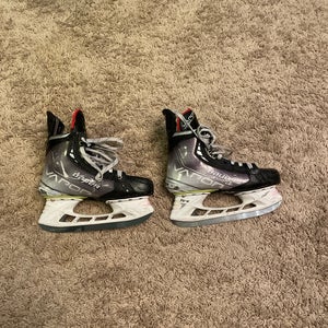2023 Bauer Vapor Hyperlite Hockey Skates Regular Width  Size 5.5 (Used)