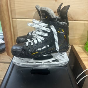 2022 Bauer Supreme M5 Pro Hockey Skates Size 4.5 (Used)