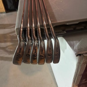 Women's Lynx Right Handed Iron Set Regular Flex (Used)