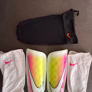 Unisex Medium Nike Mercurial lite Shin Guards (Used)